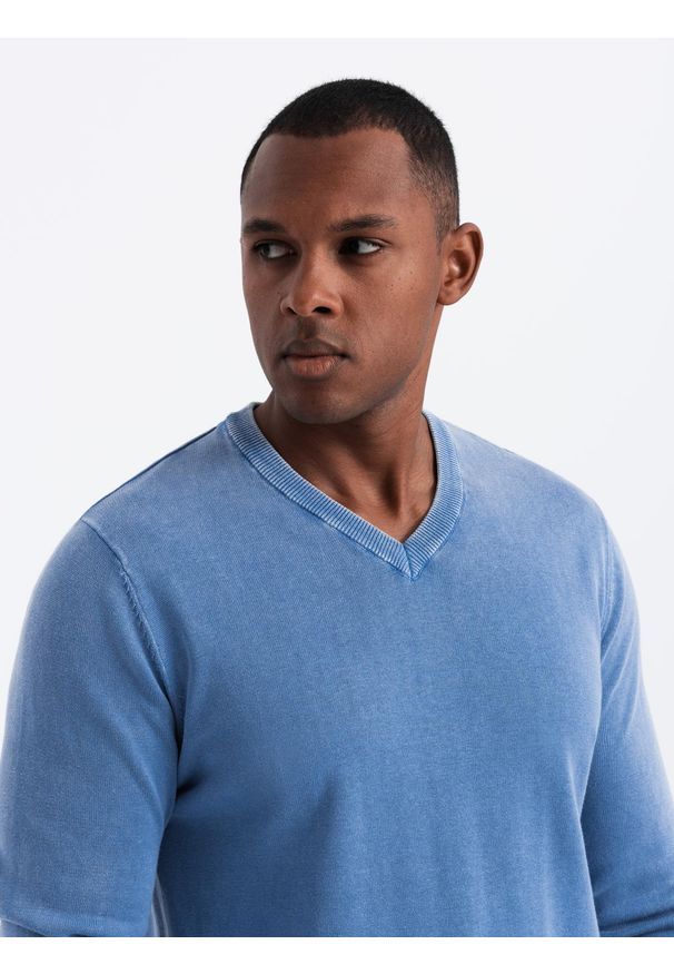 Ombre Clothing - Męski sweter washowany z dekoltem w serek - niebieski V4 - Rozmiar: XL. Typ kołnierza: dekolt w serek. Kolor: niebieski. Materiał: bawełna