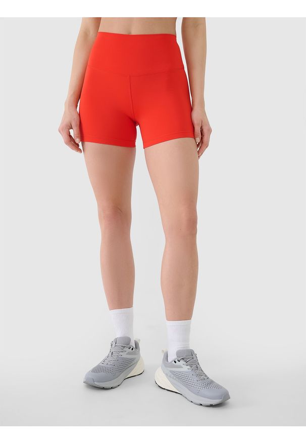 4f - 4F Legginsy krótkie treningowe damskie - czerwone M. Stan: podwyższony. Kolor: czerwony. Materiał: dzianina, elastan, włókno, syntetyk, materiał. Długość: krótkie. Wzór: gładki, jednolity, ze splotem. Sport: fitness