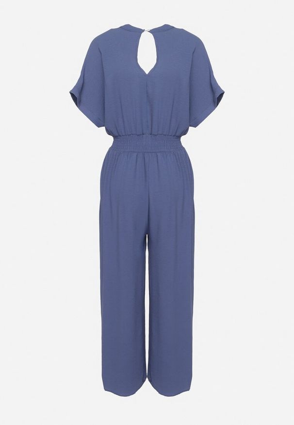 Born2be - Granatowy Wiskozowy Kombinezon o Taliowanym Kroju z Szerokimi Nogawkami Delsea. Okazja: do pracy. Kolor: niebieski. Materiał: wiskoza. Długość rękawa: krótki rękaw. Długość: krótkie. Styl: elegancki