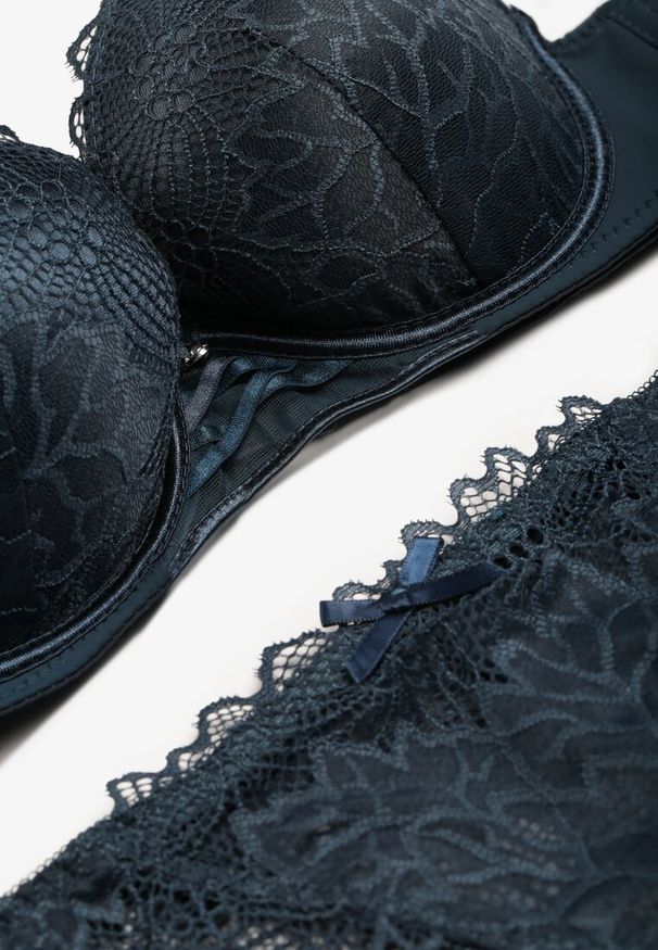 Born2be - Ciemnozielony Koronkowy Komplet Biustonosz z Push Upem i Stringami Yalira. Kolor: zielony. Materiał: koronka. Wzór: koronka