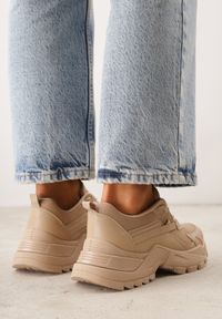 Renee - Ciemnobeżowe Sneakersy Dorameia. Wysokość cholewki: przed kostkę. Nosek buta: okrągły. Zapięcie: sznurówki. Kolor: beżowy. Materiał: jeans, materiał. Wzór: aplikacja #8