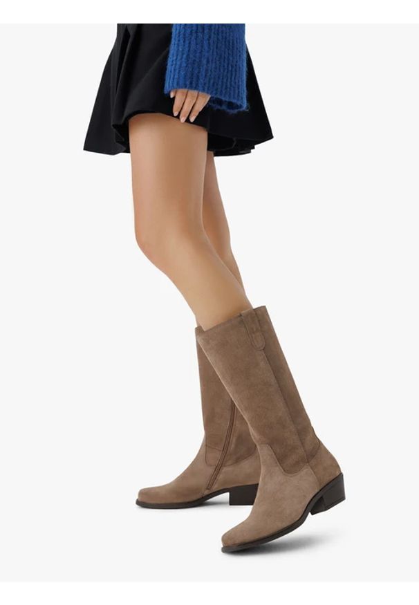 Ryłko - Szarobeżowe kozaki ze skóry welurowej. Wysokość cholewki: przed kolano. Zapięcie: zamek. Kolor: szary. Materiał: welur, skóra. Szerokość cholewki: normalna. Obcas: na obcasie. Styl: street, elegancki. Wysokość obcasa: średni