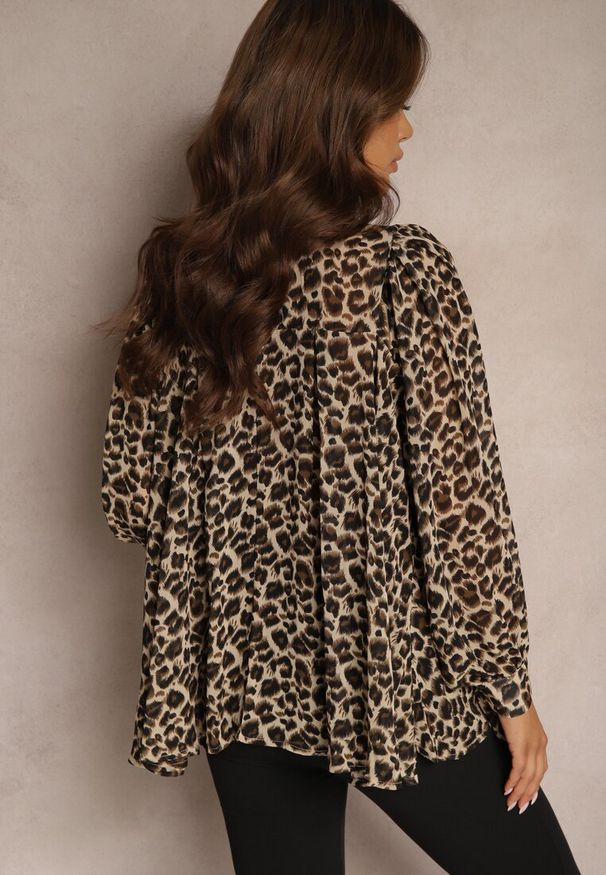 Renee - Beżowa Panterkowa Koszula Wiązana pod Szyją Nevlore. Okazja: na co dzień. Kolor: beżowy. Wzór: nadruk, motyw zwierzęcy. Styl: elegancki, casual