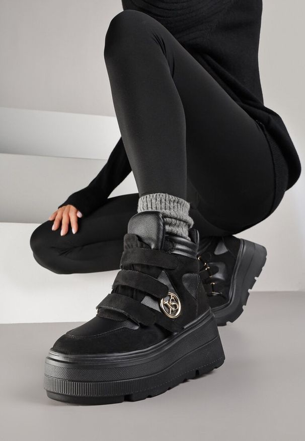 Renee - Czarne Botki Sneakersy Vices na Platformie w Stylu Y2K Gelira. Okazja: na co dzień. Zapięcie: rzepy. Kolor: czarny. Materiał: jeans. Wzór: aplikacja. Sezon: lato. Obcas: na platformie. Styl: casual