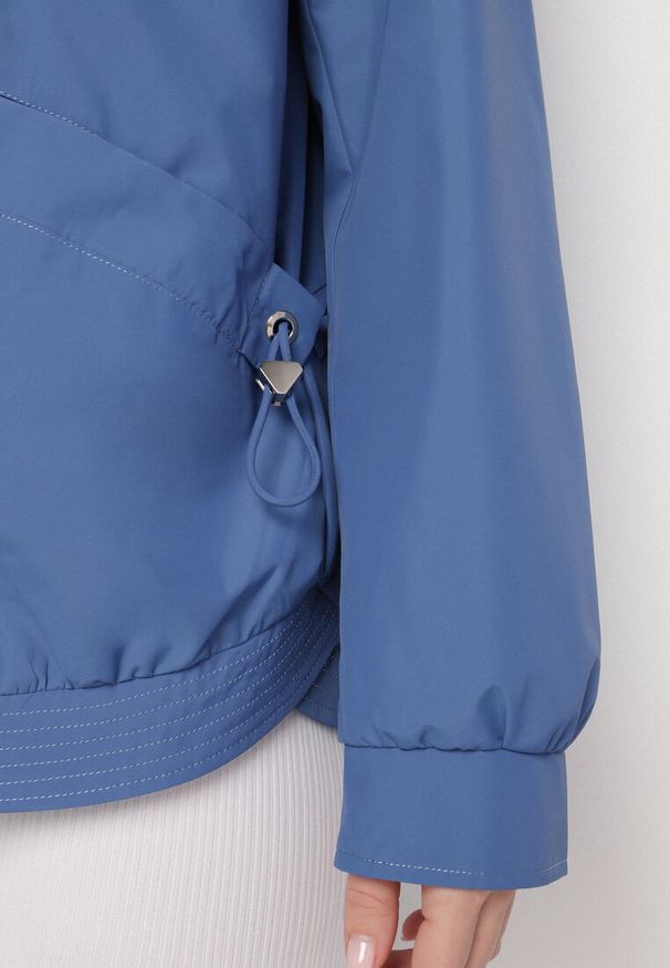Born2be - Ciemnoniebieska Kurtka Parka o Pudełkowym Kroju ze Ściągaczem w Talii i Kapturem Sesoliena. Okazja: na co dzień, na spacer. Kolor: niebieski. Materiał: jeans. Długość rękawa: długi rękaw. Długość: długie. Styl: elegancki, casual