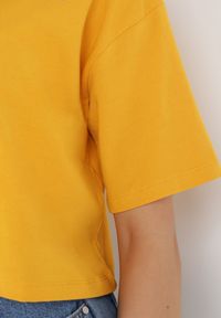 Born2be - Żółty T-shirt Rheniala. Okazja: na co dzień. Kolor: żółty. Materiał: materiał, bawełna. Długość rękawa: krótki rękaw. Długość: krótkie. Wzór: gładki. Sezon: lato. Styl: casual #4