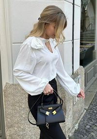 Renee - Biała Bluzka z Ozdobnym Kwiatem Tolna. Kolor: biały. Wzór: kwiaty #2