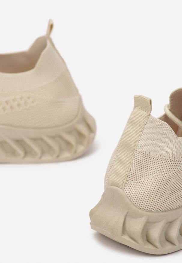 Renee - Beżowe Buty Sportowe Eudiopis. Nosek buta: okrągły. Zapięcie: bez zapięcia. Kolor: beżowy. Materiał: materiał. Szerokość cholewki: normalna. Wzór: aplikacja. Obcas: na płaskiej podeszwie