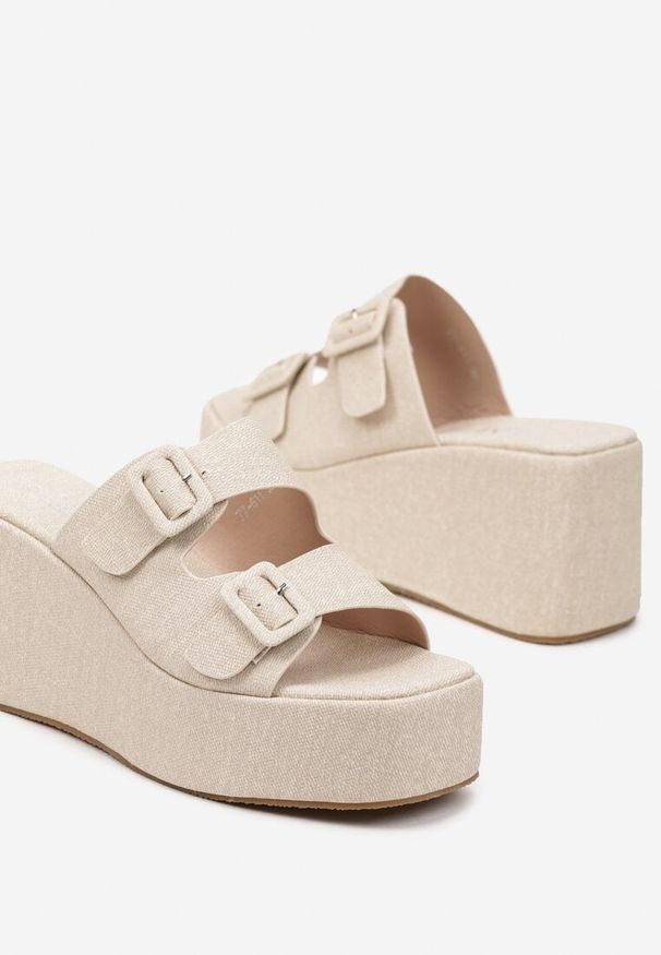 Renee - Beżowe Klapki na Koturnie z Ozdobnymi Klamrami Kinea. Okazja: na co dzień. Kolor: beżowy. Materiał: len. Obcas: na koturnie. Styl: elegancki, casual