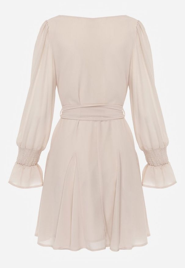 Renee - Beżowa Sukienka VICES z Półtransparentnymi Rękawami Wiązania w Talii Resmosa. Okazja: na co dzień, na randkę. Typ kołnierza: dekolt kwadratowy. Kolor: beżowy. Materiał: skóra, materiał. Styl: casual, elegancki