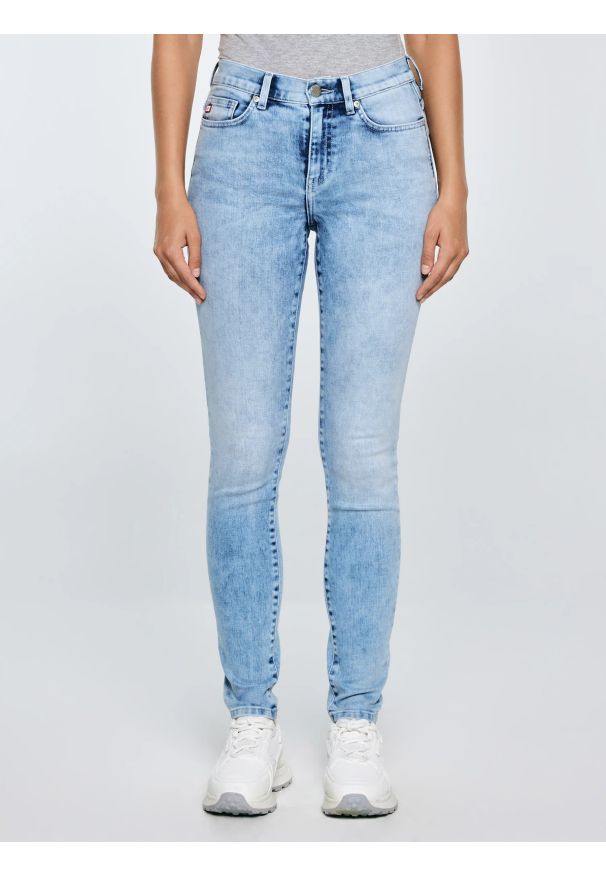 Big-Star - Jeansy damskie skinny marmurkowe jasnoniebieskie Adela 138. Kolor: niebieski. Styl: klasyczny, elegancki