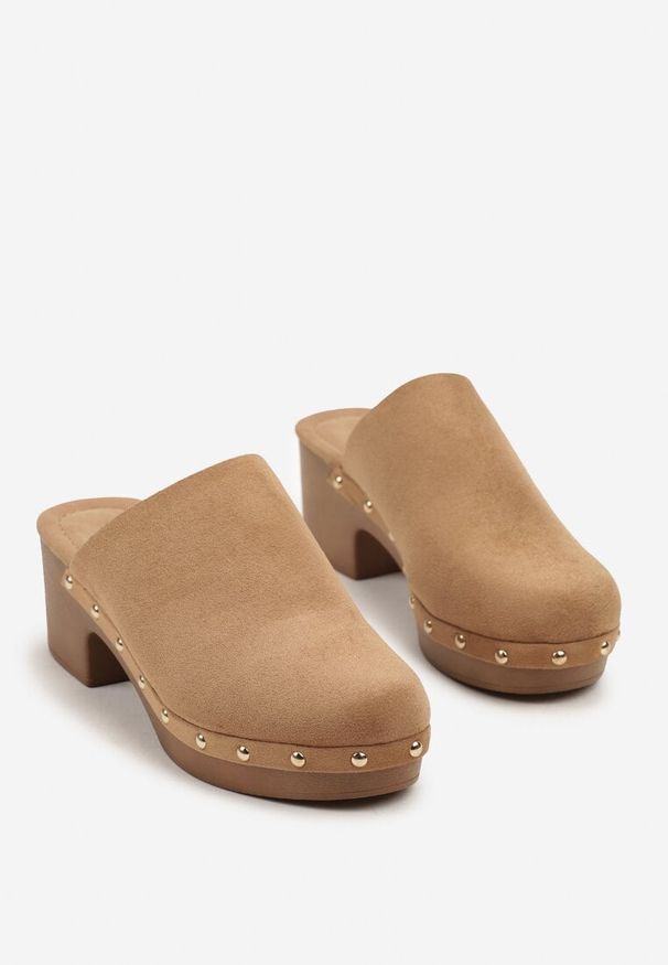 Born2be - Brązowe Klapki Mule w Stylu Drewniaków z Nitami na Słupkowym Obcasie Glerra. Nosek buta: okrągły. Kolor: brązowy. Sezon: lato. Obcas: na obcasie. Styl: klasyczny. Wysokość obcasa: średni