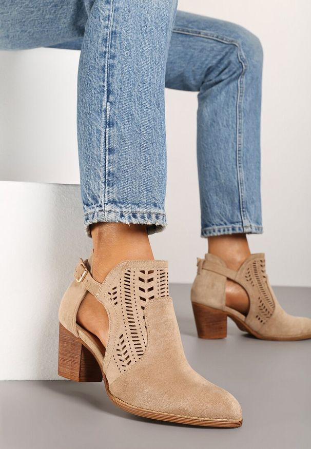 Renee - Beżowe Ażurowe Botki Vices na Słupku w Stylu Kowbojek Ozdobione Wycięciem Isfedi. Okazja: na co dzień. Zapięcie: sprzączka. Kolor: beżowy. Materiał: koronka, jeans. Wzór: ażurowy, aplikacja. Obcas: na słupku. Styl: casual, elegancki. Wysokość obcasa: średni