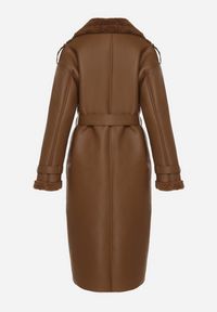 Born2be - Brązowy Dwurzędowy Płaszcz z Imitacji Skóry z Wiązanym Paskiem i Futrem Guritte. Okazja: na co dzień. Typ kołnierza: golf. Kolor: brązowy. Materiał: skóra, futro. Długość rękawa: długi rękaw. Długość: długie. Styl: klasyczny, casual, elegancki #3