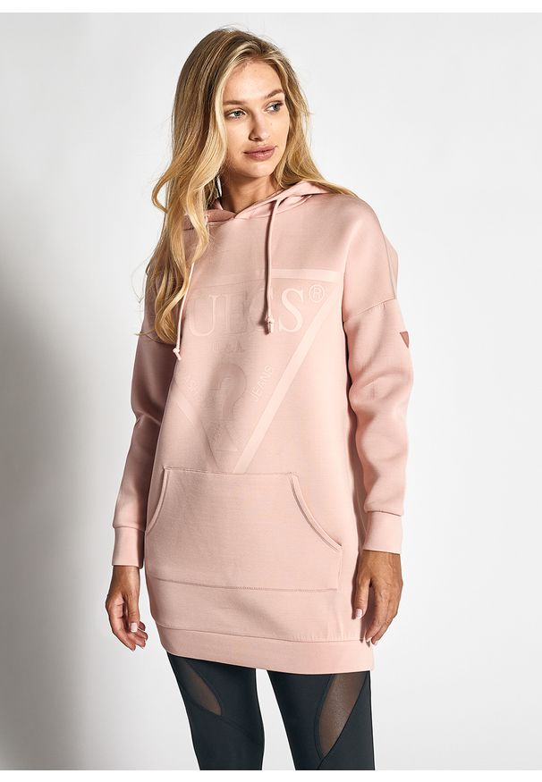 Bluza z kapturem damska różowa Guess Alisa Long Hooded. Typ kołnierza: kaptur. Kolor: różowy. Materiał: denim, jeans, materiał. Sezon: lato. Styl: młodzieżowy