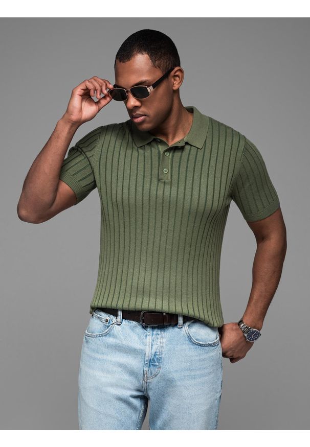 Ombre Clothing - Męska koszulka polo z wiskozą SLIM FIT w pionowy prążek – oliwkowa V4 - Rozmiar: M. Typ kołnierza: polo. Kolor: oliwkowy. Materiał: wiskoza. Wzór: prążki. Styl: klasyczny, elegancki
