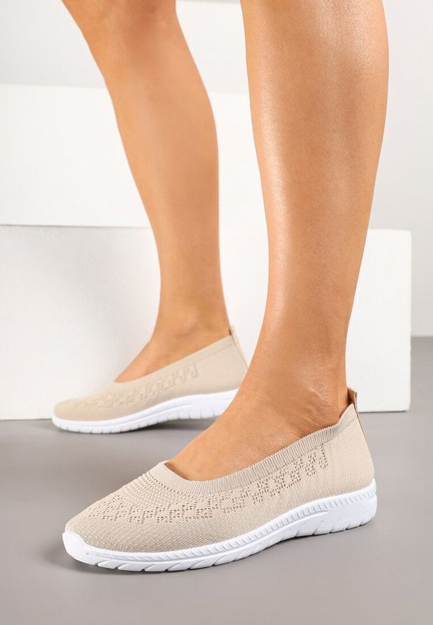 Born2be - Beżowe Wsuwane Tenisówki z Delikatną Perforacją Firsedi. Okazja: na co dzień. Zapięcie: bez zapięcia. Kolor: beżowy. Materiał: jeans. Styl: elegancki, casual