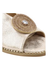 Złote Sandały S.Barski Eleganckie Obuwie Damskie. Okazja: na spacer, na co dzień. Zapięcie: sprzączka. Kolor: złoty. Materiał: skóra ekologiczna. Wzór: aplikacja. Sezon: lato. Styl: elegancki #4