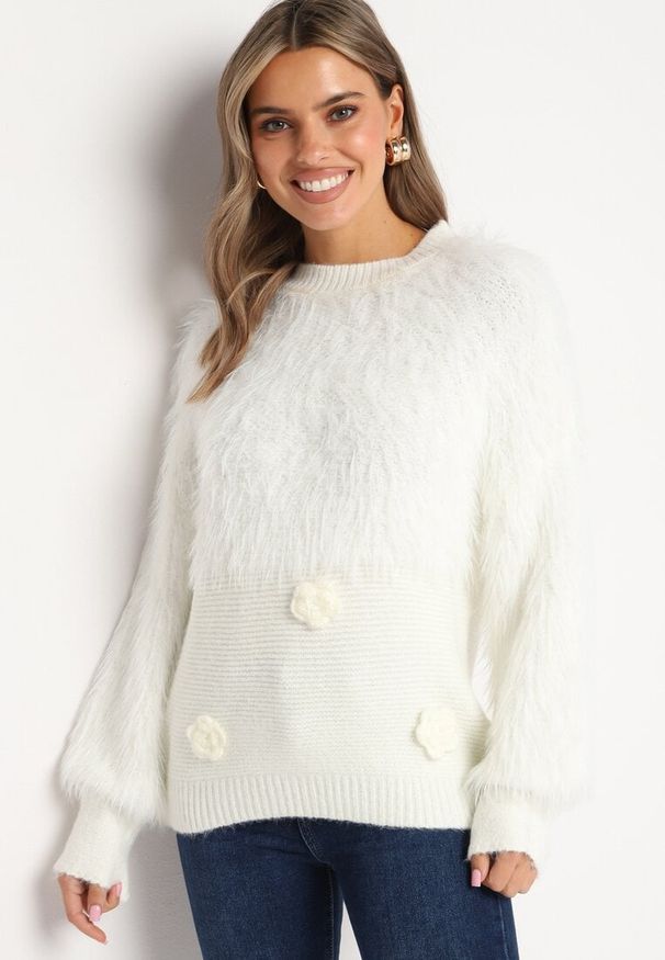 Born2be - Biały Sweter z Puszystymi Piórkami i Kwiatkami Arrgelia. Okazja: na randkę. Kolekcja: plus size. Kolor: biały. Materiał: jeans, wełna. Długość rękawa: długi rękaw. Długość: długie. Wzór: kwiaty