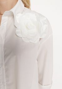 Born2be - Biała Koszula z Ozdobnymi Naszytymi Kwiatami Ernna. Kolor: biały. Wzór: aplikacja, kwiaty. Styl: klasyczny, elegancki