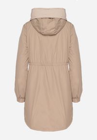 Born2be - Ciemnobeżowa Kurtka Parka z Kapturem i Ściągaczem w Pasie Sizana. Okazja: na co dzień, na spacer. Typ kołnierza: kaptur. Kolor: beżowy. Materiał: jeans. Styl: klasyczny, casual, elegancki #4
