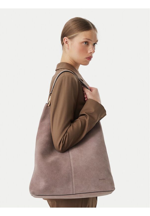 Calvin Klein Torebka Slouchy Suedelarge Shoulder Bag LV04F3690G Brązowy. Kolor: brązowy. Materiał: skórzane, zamszowe