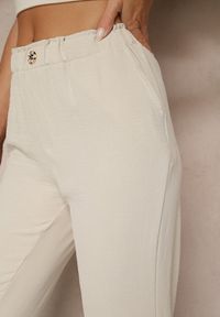 Renee - Jasnobeżowe Klasyczne Spodnie Regular Waist z Gumką w Pasie Tilomira. Okazja: na co dzień. Kolor: beżowy. Styl: klasyczny