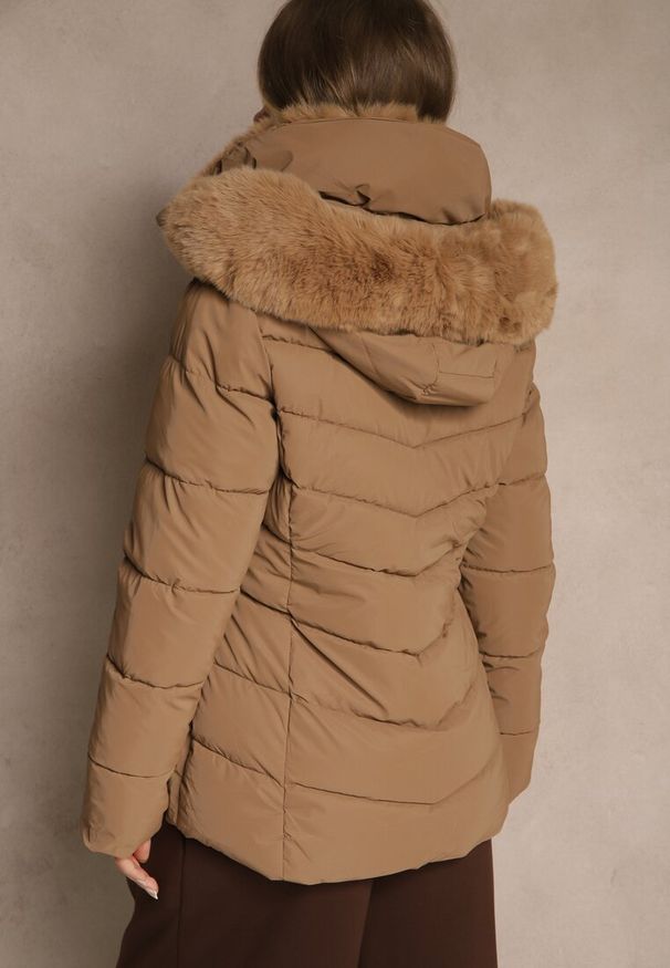 Renee - Brązowa Pikowana Kurtka o Taliowanym Kroju z Kapturem z Futerkiem Olidessa. Okazja: na co dzień, na spacer. Typ kołnierza: kaptur. Kolor: brązowy. Materiał: futro. Styl: casual