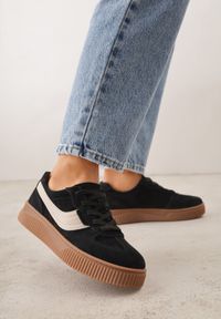 Renee - Czarne Sneakersy Kultowe Tenisówki z Zamszu Naturalnego ze Skórzaną Wkładką Rionae. Okazja: na co dzień, na randkę. Kolor: czarny. Materiał: zamsz, skóra #3