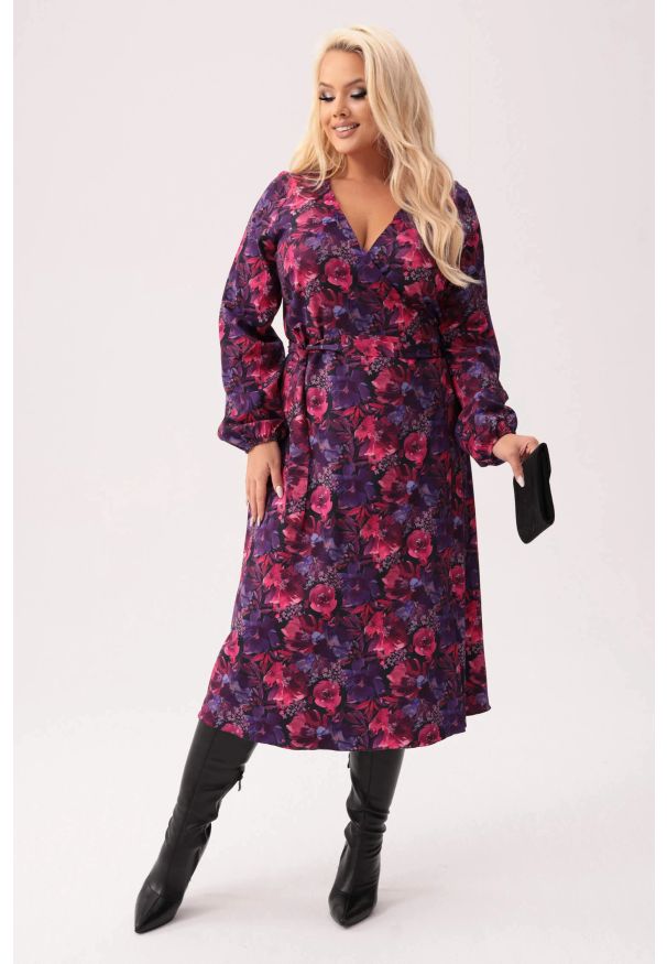 Moda Size Plus Iwanek - Sukienka Florina - kobiecość i lekkość w każdym detalu PLUS SIZE XXL. Okazja: na co dzień. Typ kołnierza: dekolt kopertowy. Kolekcja: plus size. Wzór: kwiaty, nadruk. Typ sukienki: dla puszystych. Materiał: wiskoza, tkanina, bawełna, elastan, materiał. Długość rękawa: długi rękaw. Styl: casual, klasyczny, elegancki. Długość: midi