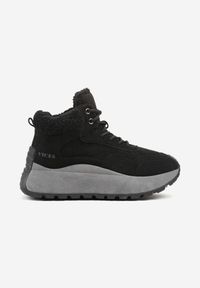 Born2be - Czarne Sneakersy Śniegowce Vices na Grubej Podeszwie Ozdobione Futerkiem i Napisem Nelinena. Okazja: na co dzień. Kolor: czarny. Materiał: futro. Wzór: aplikacja, napisy. Sport: golf #5