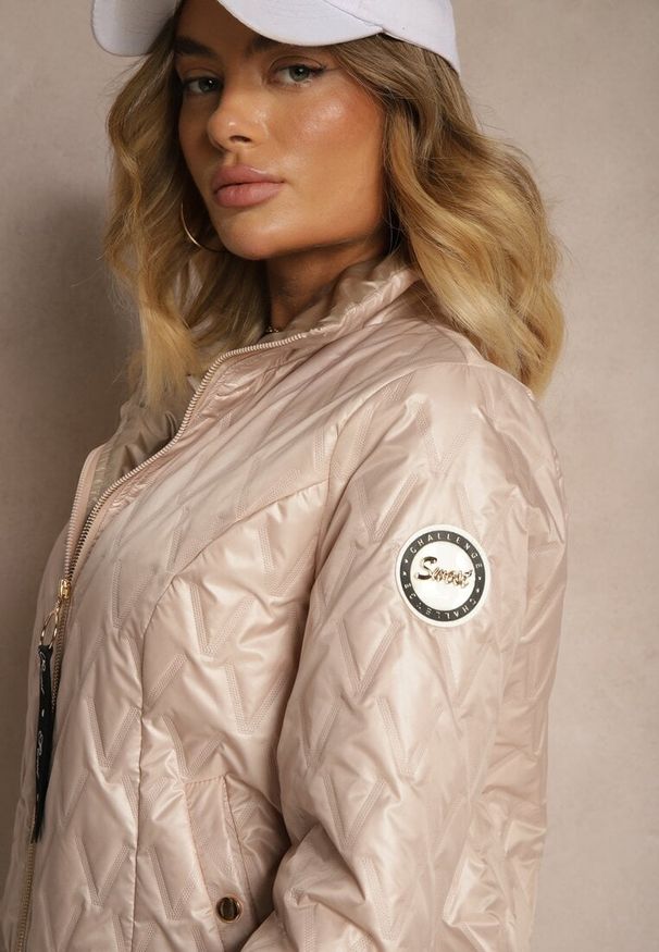 Renee - Beżowa Kurtka Pikowana z Elastyczną Gumką w Pasie Zarriva. Okazja: na co dzień. Kolor: beżowy. Materiał: jeans. Styl: elegancki, casual