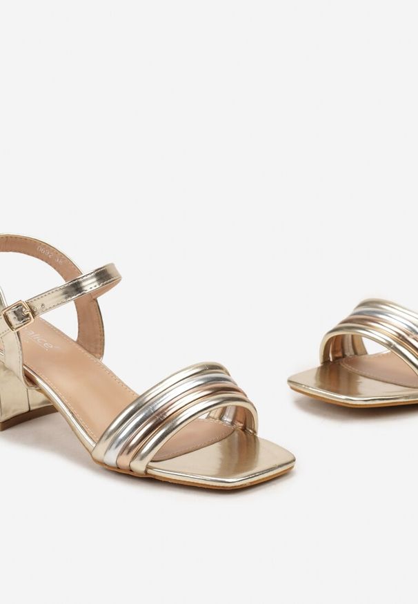 Born2be - Złote Sandały na Niskim Słupku ze Sprzączką i Paskami z Przodu Velissia. Zapięcie: pasek. Kolor: złoty. Sezon: lato. Obcas: na słupku