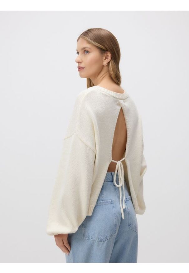 Reserved - Sweter z wiązaniem z tyłu - kremowy. Kolor: kremowy. Materiał: dzianina, bawełna