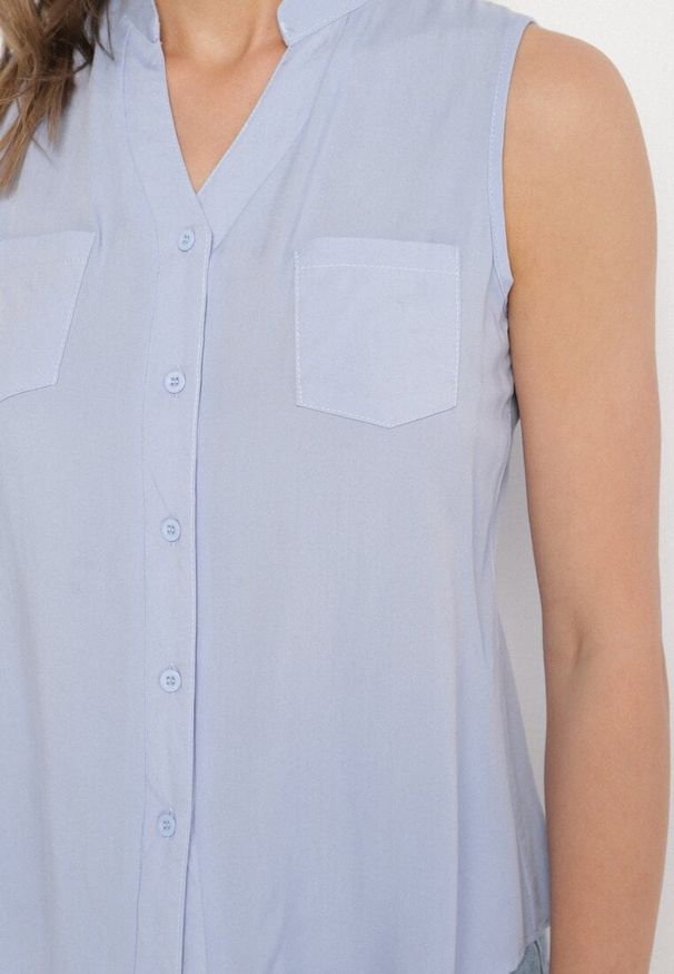 Born2be - Niebieska Wiskozowa Koszula Ozdobiona Kieszeniami Lumevare. Okazja: na co dzień. Kolor: niebieski. Materiał: wiskoza. Wzór: aplikacja. Styl: casual, elegancki