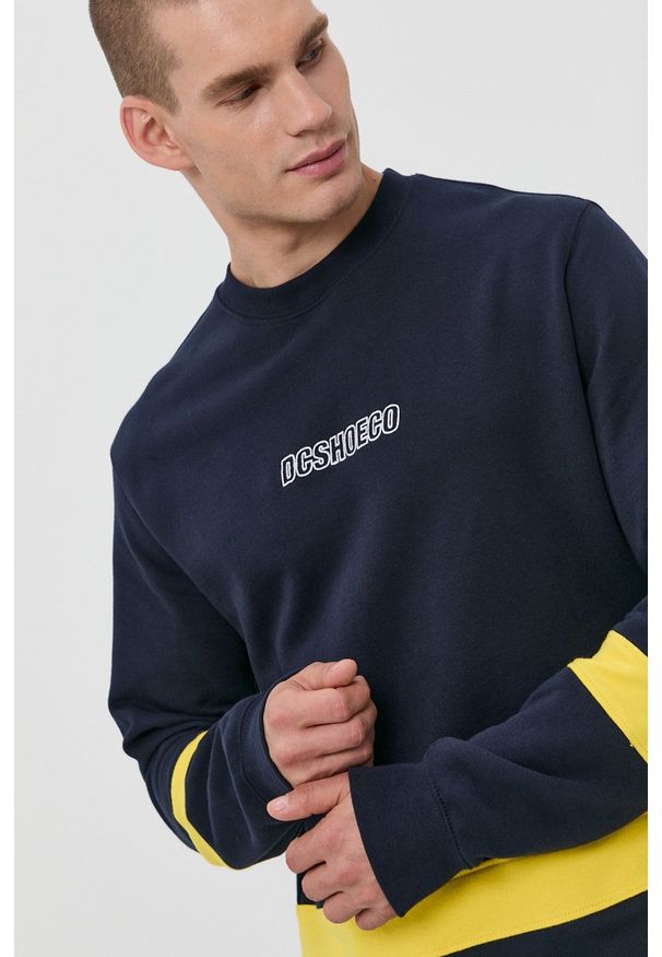 DC Bluza bawełniana męska kolor granatowy z nadrukiem. Okazja: na co dzień. Kolor: niebieski. Materiał: bawełna. Wzór: nadruk. Styl: casual