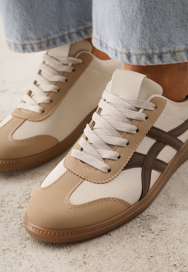 Renee - Beżowo-Brązowe Sneakersy w Stylu Tenisówek Ozdobione Geometrycznymi Paskami Zitora. Okazja: na co dzień. Zapięcie: pasek. Kolor: beżowy. Wzór: geometria, aplikacja