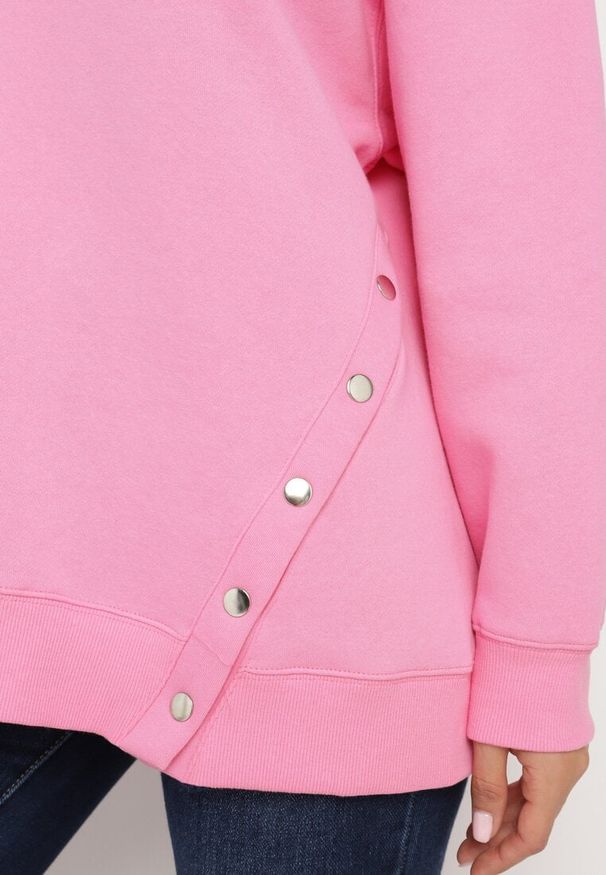 Born2be - Różowa Bluza z Bawełną i Asymetryczną Wstawką z Napami Selabrine. Okazja: do pracy, na co dzień. Kolor: różowy. Materiał: bawełna. Długość rękawa: długi rękaw. Długość: długie. Styl: elegancki, casual