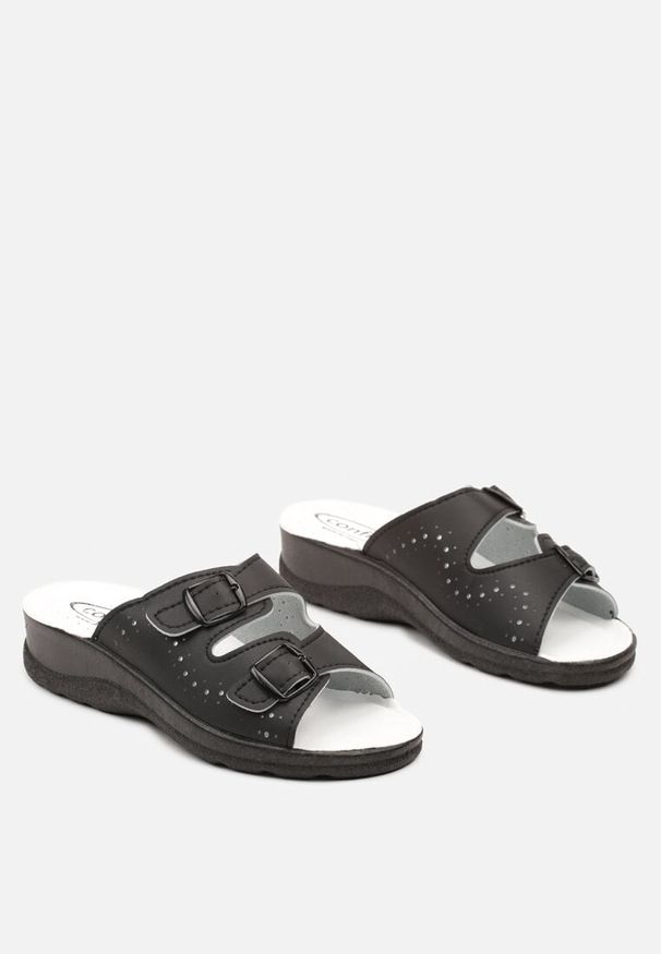 Born2be - Czarne Klapki z Regulowanymi Paskami i Ozdobną Perforacją Seretia. Okazja: na co dzień. Kolor: czarny. Materiał: jeans. Obcas: na płaskiej podeszwie. Styl: elegancki, casual