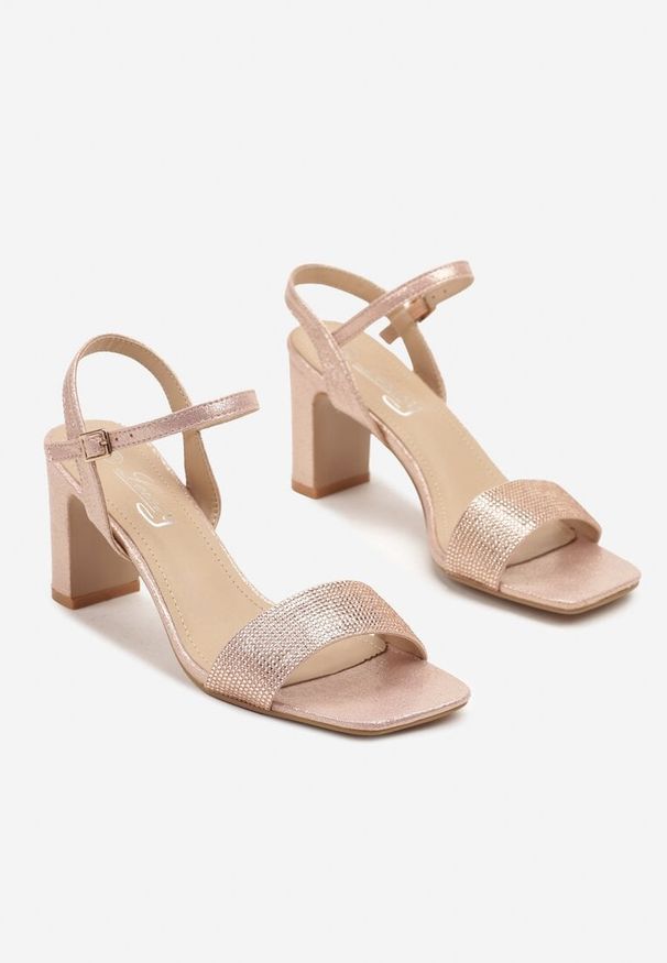 Born2be - Szampańskie Eleganckie Sandały na Słupku Zdobione Cyrkoniami Aveltewia. Okazja: na co dzień. Zapięcie: pasek. Kolor: złoty. Wzór: aplikacja. Obcas: na słupku. Styl: elegancki