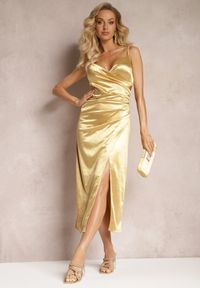 Renee - Złota Sukienka Midi na Ramiączkach z Marszczeniem Rolina. Kolor: złoty. Długość rękawa: na ramiączkach. Wzór: aplikacja. Długość: midi