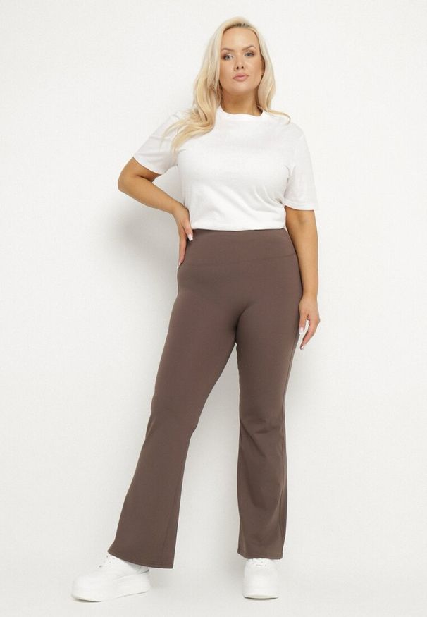 Born2be - Brązowe Spodnie Dzwony Materiałowe Ellavine. Okazja: na co dzień. Kolor: brązowy. Materiał: materiał. Styl: elegancki, casual
