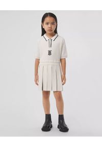 BURBERRY CHILDREN - Biała sukienka z logo 4-10 lat. Kolor: biały. Materiał: dzianina. Wzór: aplikacja. Sezon: lato. Typ sukienki: plisowane