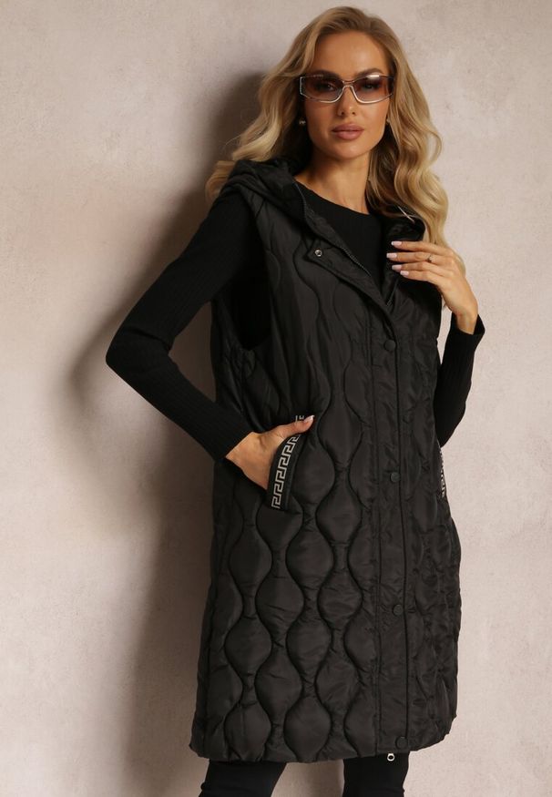Renee - Czarna Długa Kamizelka Pikowana z Kapturem Nallona. Typ kołnierza: kaptur. Kolor: czarny. Długość: długie. Wzór: aplikacja