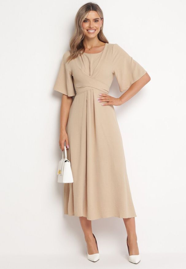 Born2be - Ciemnobeżowa Sukienka Maxi z Ozdobnym Wiązaniem i Gumką w Talii Myrcella. Kolor: beżowy. Długość: maxi