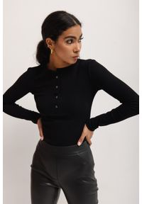 Marsala - Dopasowany top z dekoltem na zatrzaski w kolorze DEEP BLACK skin peach - MOODY NAP-XL. Kolor: czarny. Materiał: prążkowany, dzianina, materiał, bawełna, elastan. Długość rękawa: długi rękaw. Długość: długie
