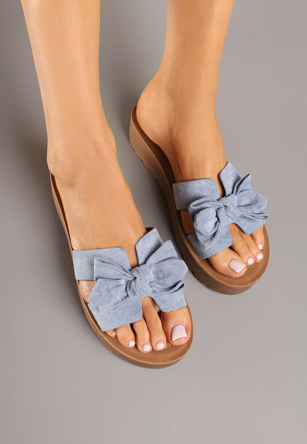 Born2be - Niebieskie Klapki na Niskiej Platformie z Kokardką Ravirise. Okazja: na spacer. Kolor: niebieski. Wzór: aplikacja. Sezon: lato. Obcas: na platformie. Styl: elegancki, klasyczny