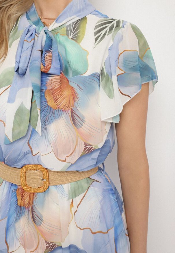 Born2be - Jasnoniebieska Sukienka o Rozkloszowanym Kroju z Wiązaniem przy Dekolcie i Paskiem Sorilina. Okazja: na co dzień. Kolor: niebieski. Długość rękawa: krótki rękaw. Wzór: kwiaty. Styl: casual, elegancki