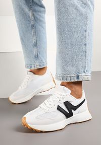 Renee - Biało-Czarne Sneakersy Ozdobione Geometrycznym Wzorem Hirreti. Okazja: na co dzień. Kolor: biały. Materiał: jeans. Wzór: geometria, aplikacja. Obcas: na platformie