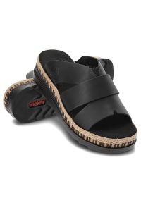 Czarne Klapki Rieker Wygodne Buty Na Platformie. Okazja: na co dzień, na spacer. Kolor: czarny. Materiał: skóra. Obcas: na platformie. Styl: casual, elegancki #2